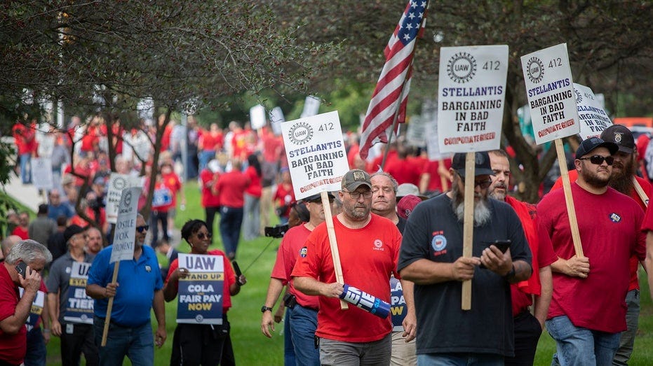 Ford warns extended UAW strike could result in up to 500,000 supplier ...