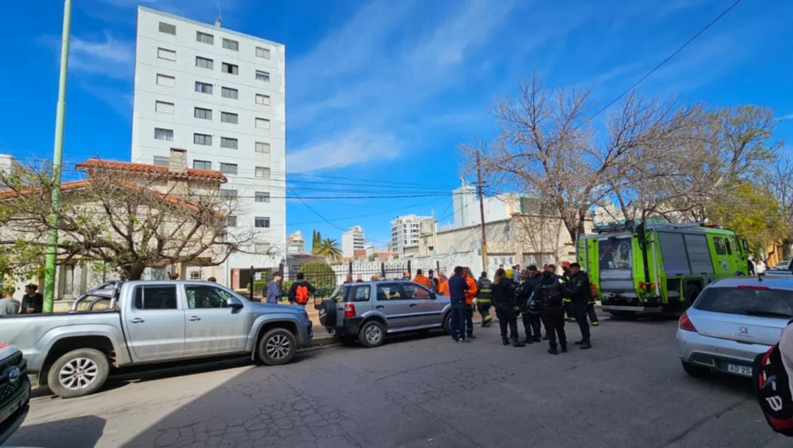 Evacuaron un edificio céntrico tras incendiarse un departamento