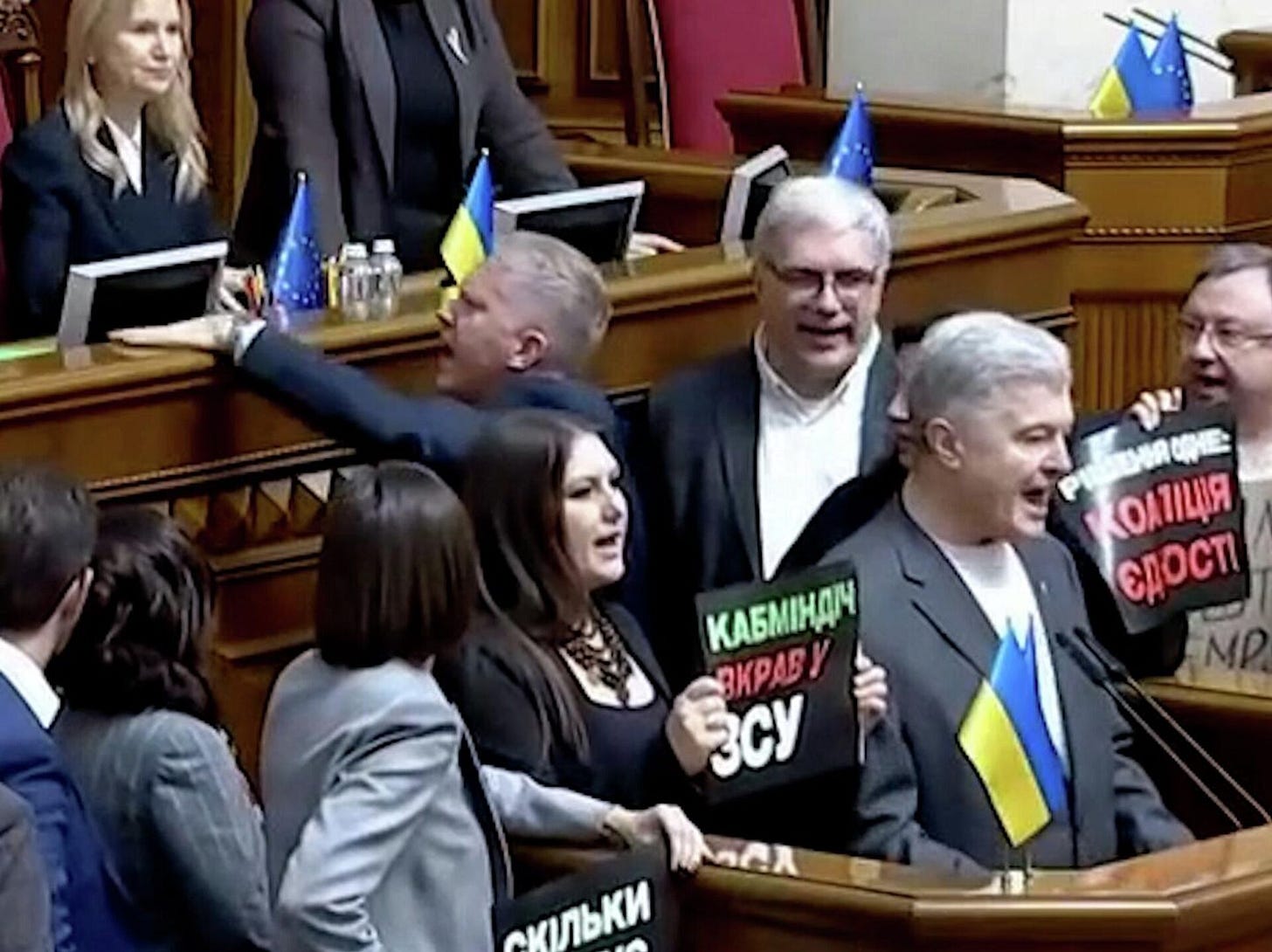Члены партии Порошенко* на трибуне Рады Члены партии Порошенко* на трибуне Рады