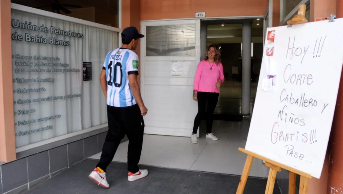 Cortes gratis en la Unión de Peinadores: "Se nota mucho la situación económica que hay"