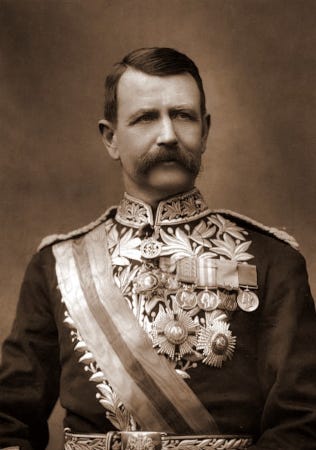 Charles Warren, le chef de la police, en uniforme militaire avec une belle raie sur le côté et une onctueuse moustache ondulée