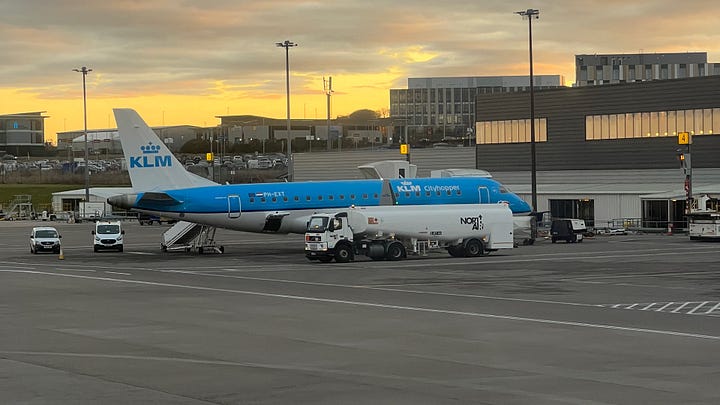 Φωτογραφίες αεροσκαφών (ενός A320 της BA και ενός Embraer 190 της KLM) στο αεροδρόμιο του Αμπερντίν