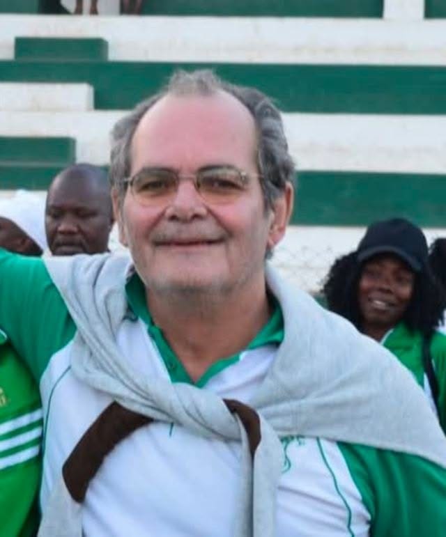 Pode ser uma imagem de 1 pessoa e a a jogar futebol