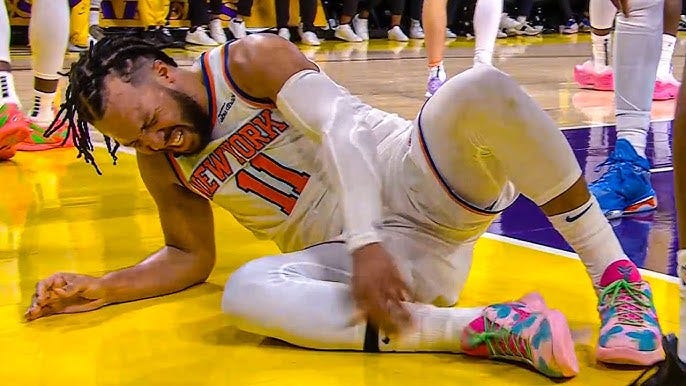 Jalen Brunson INJURED, Heads to Locker Room 👀