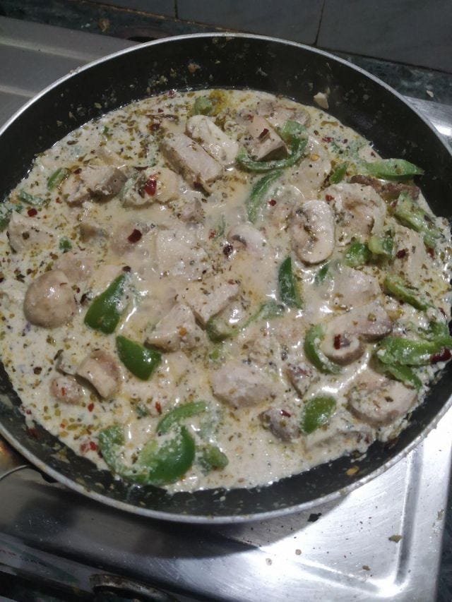 A white sauce mix of mushrooms, chicken and capsicum,