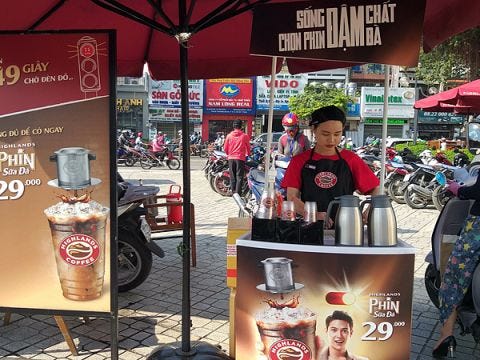 xe-đẩy-bán-cà-phê-mang-đi-của-highlands-coffee