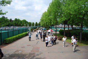 Promenade to the outside courts Promenade to the outside courts