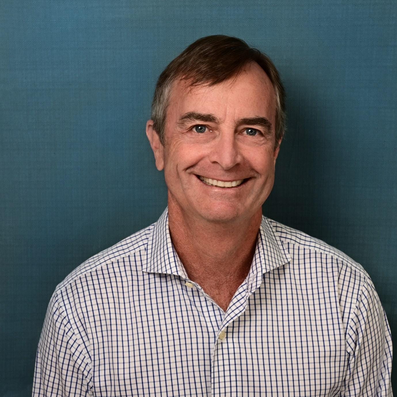 A person smiling for the camera

Description automatically generated with medium confidence