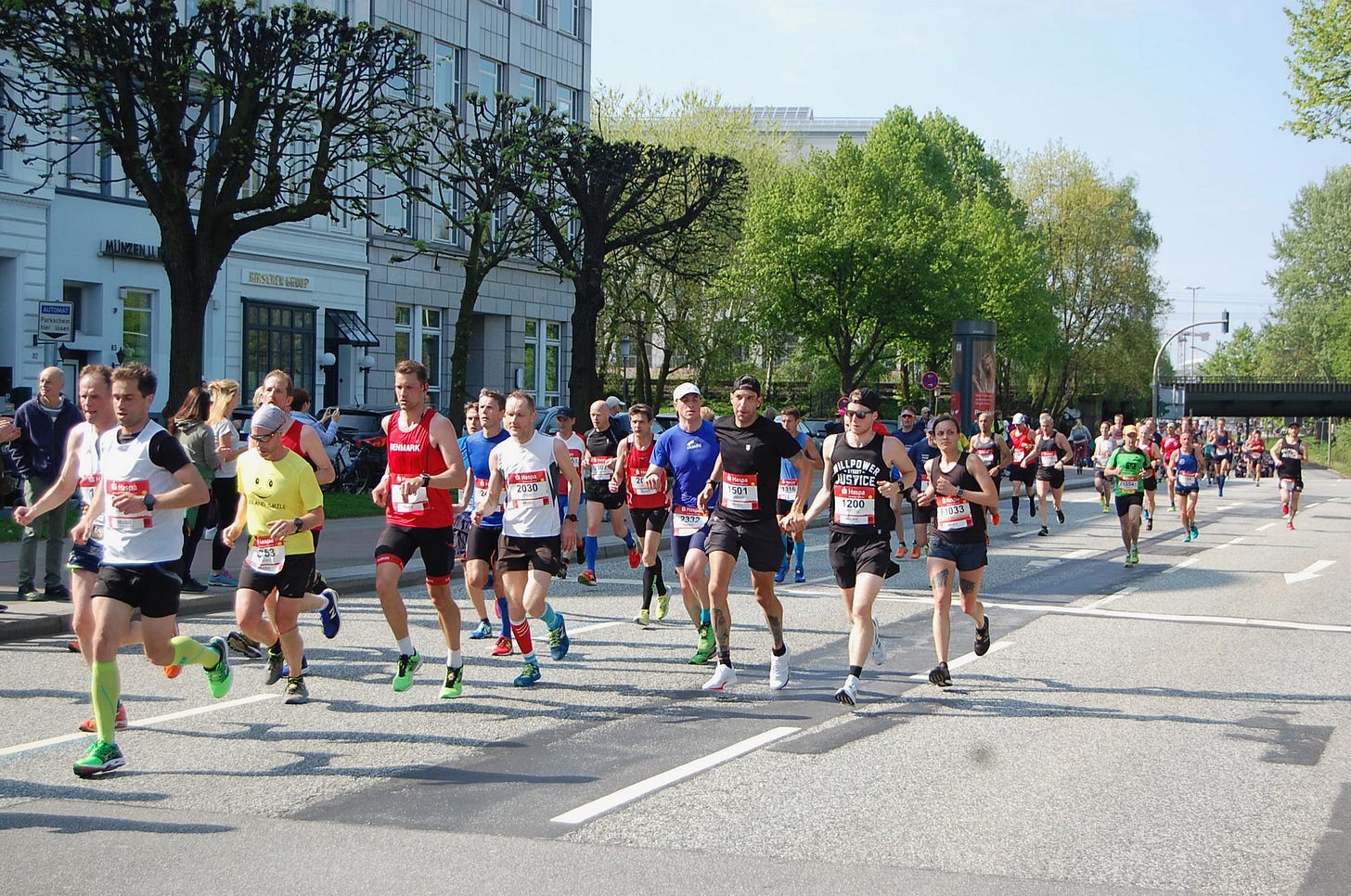 The author giving a handshake to his pacer during Hamburg marathon