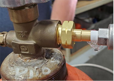 Efervescencia de la Solución Snoop para fugas de gas SF6 Efervescencia de la Solución Snoop para fugas de gas SF6