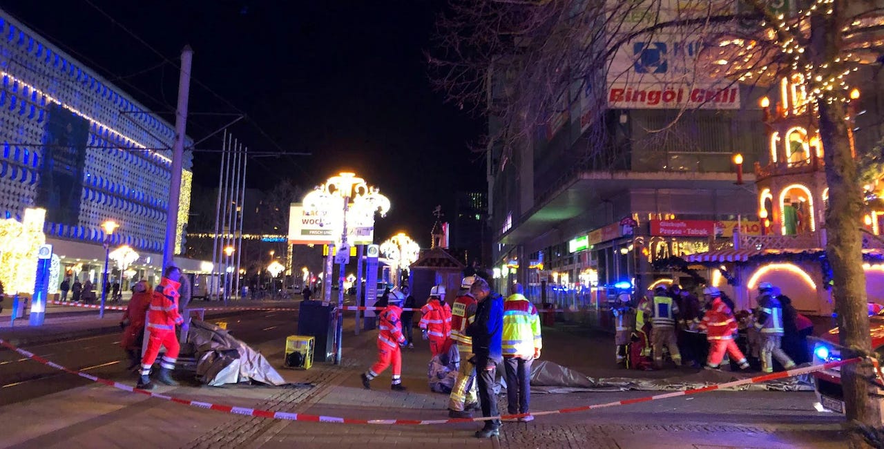 Súlyos gázolásos terrortámadás történt Magdeburgban a karácsonyi vásárban - Videók
