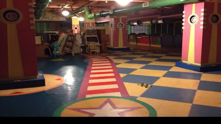 EVER SEEN THIS PLACE IN A DREAM? Gave me chills... looks a bit similar to  what I've seen in some dreams. Yk... The extremely unsettling and empty  atmosphere where theres an old