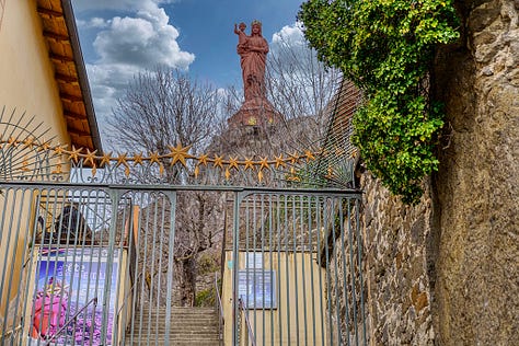 From the cathedral to the statue