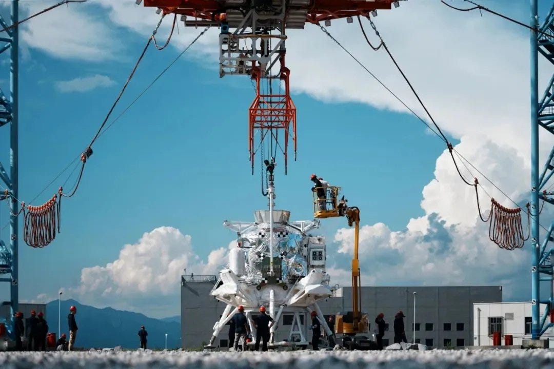 Engineer’s work and check on Lanyue in the gravity simulator between tests. Engineer’s work and check on Lanyue in the gravity simulator between tests.