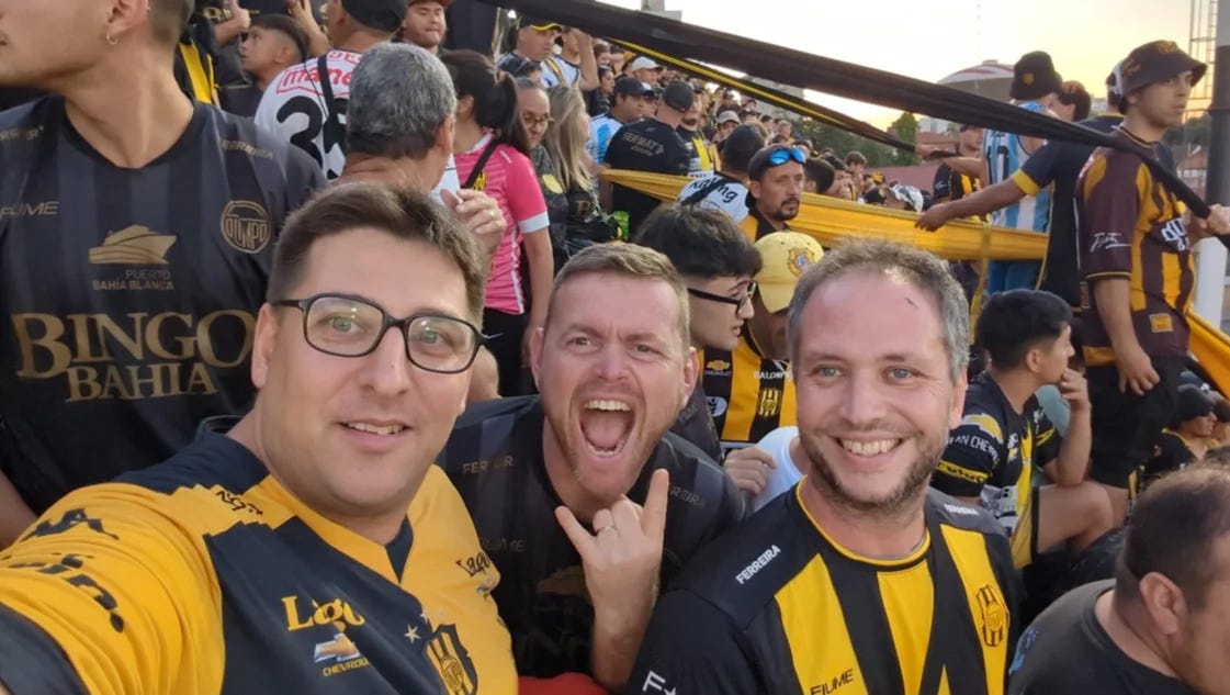 Es viral: un inglés se hizo hincha de Olimpo y lo "pide" para la Premier League