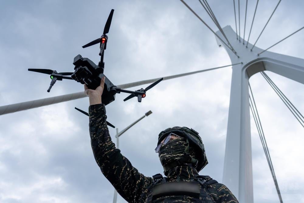 Missile Barrages Against Ukraine, Switching Off Crimea, Russia’s Military Reshuffle and Preparing for War in Taiwan. The Big Five, 9 August edition