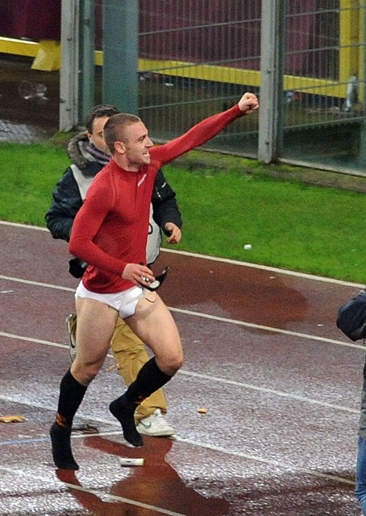 daniele de rossi take off pants lazio roma