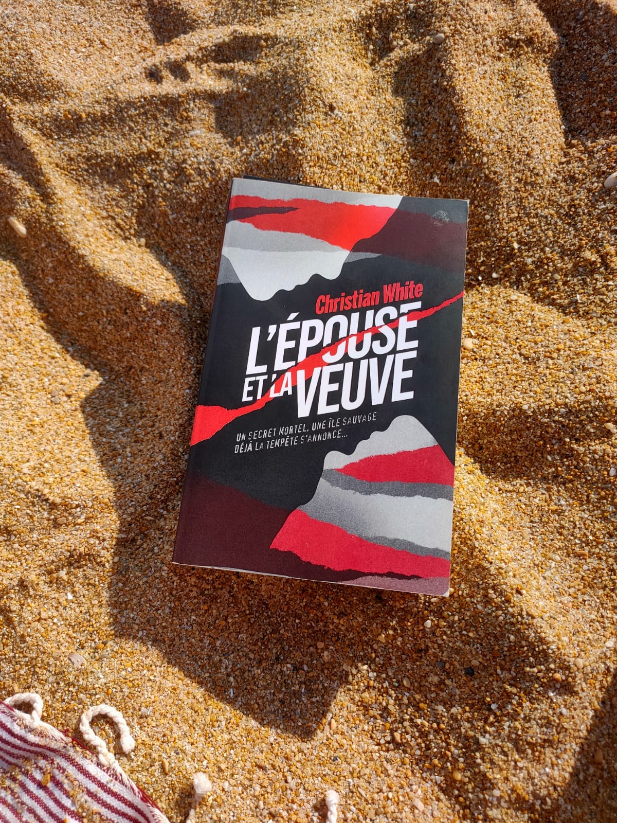 Le roman L'épouse et la veuve sur la plage de Plouhinec en Bretagne par Amélie M. Boulay Le roman L'épouse et la veuve sur la plage de Plouhinec en Bretagne par Amélie M. Boulay