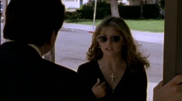 the sunglasses of Buffy Summers (Sarah Michelle Gellar) in Buffy the  vampire slayer S01E02 | Spotern
