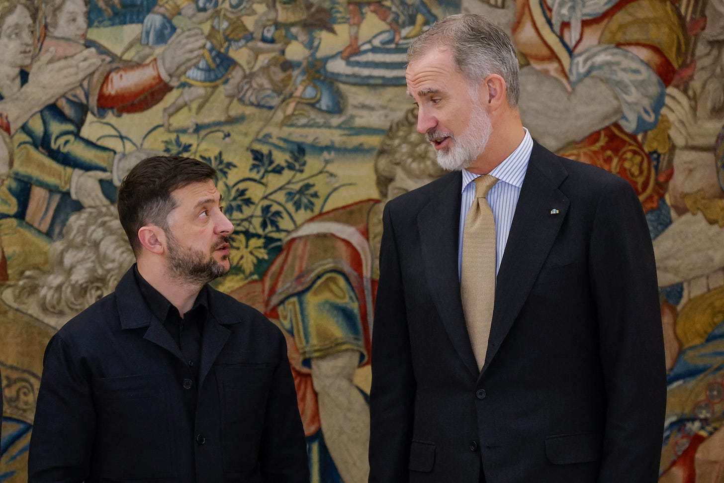King Felipe speaking to Volodymyr Zelensky