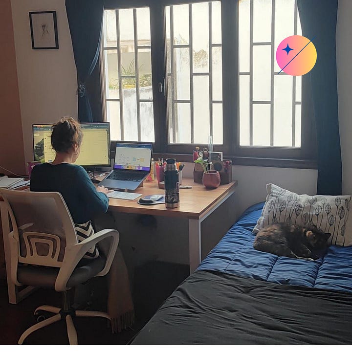 Grabación del podcast coordenadas mostrando dos escritorios: el de Floren en Barcelona y el de Cata en Córdoba