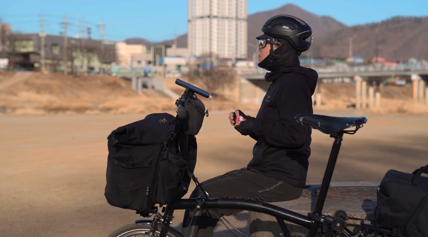 Cycliste en brompton qui fait une pause