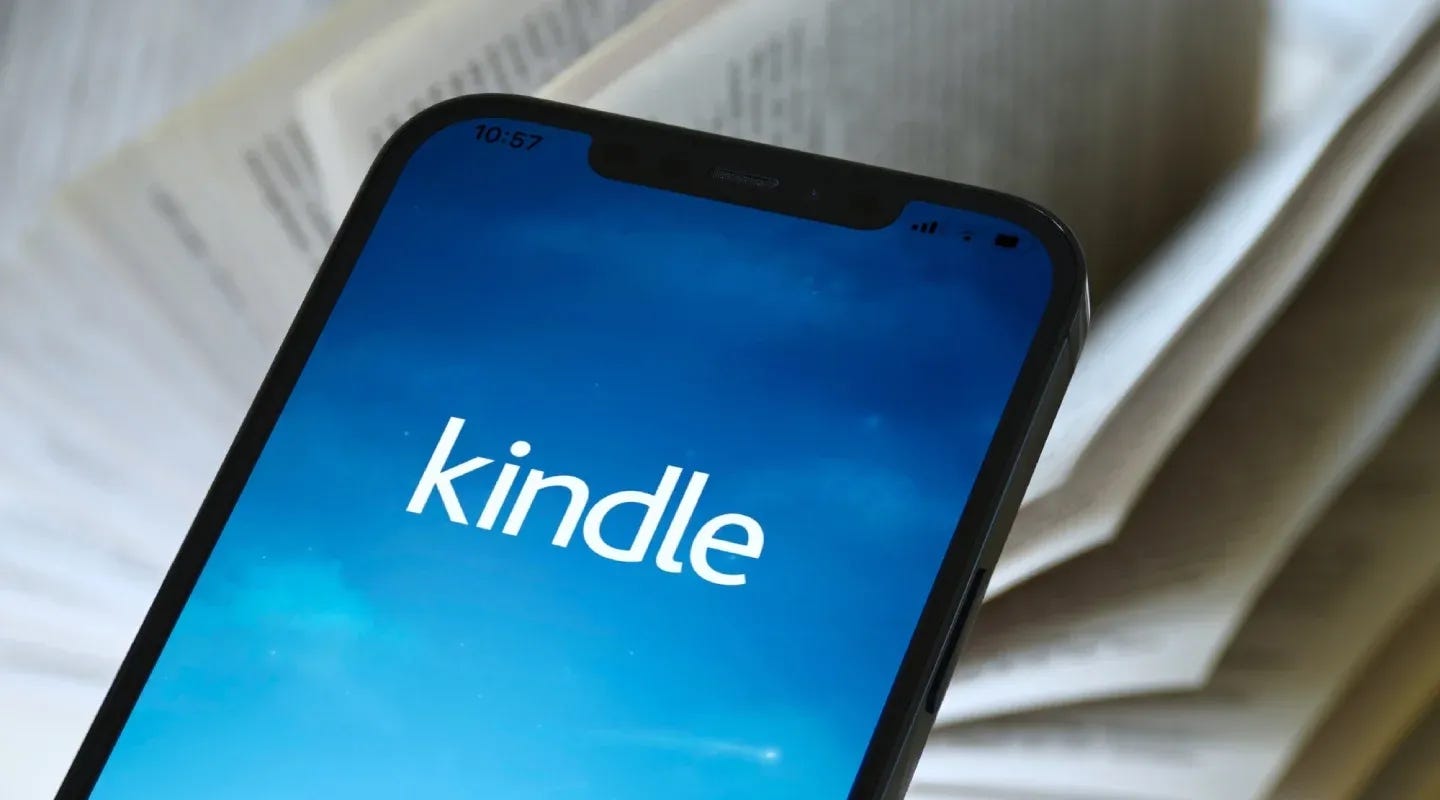 Smartphone mostrando la app de Kindle.