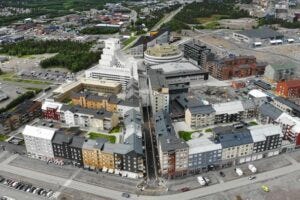 When the city was relocated, the city council wanted to increase Kiruna's attractiveness as a place to live. Part of this involved creating a city centre with dense streets and a large square, which had previously been lacking. This has contributed to a worse outdoor environment in the city. When the city was relocated, the city council wanted to increase Kiruna's attractiveness as a place to live. Part of this involved creating a city centre with dense streets and a large square, which had previously been lacking. This has contributed to a worse outdoor environment in the city.