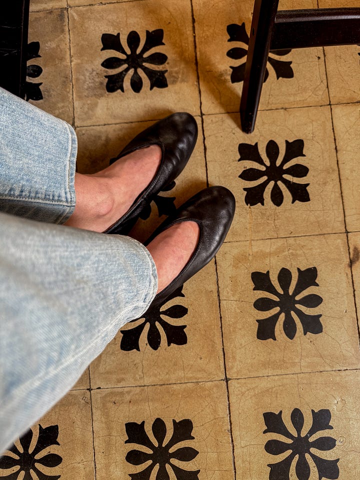 Suelo hidráulico con mis pies y el plato de garbanzos con foie