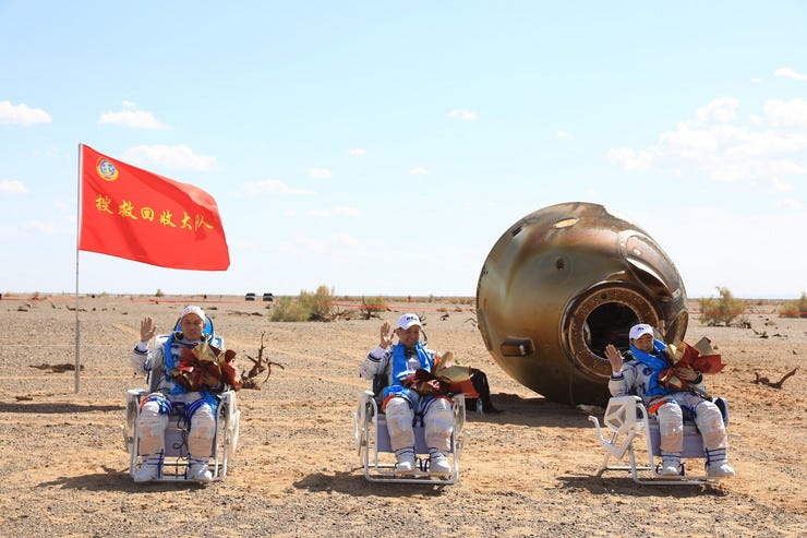 Uzun süre uzayda (düşük yerçekiminde) geçirilen zaman sonunda zayıflayan kaslar yüzünden Dünya'ya dönen astronotlar belirli bir süreyi tekerlekli sandalye ile geçiriyor. Uzun süre uzayda (düşük yerçekiminde) geçirilen zaman sonunda zayıflayan kaslar yüzünden Dünya'ya dönen astronotlar belirli bir süreyi tekerlekli sandalye ile geçiriyor.