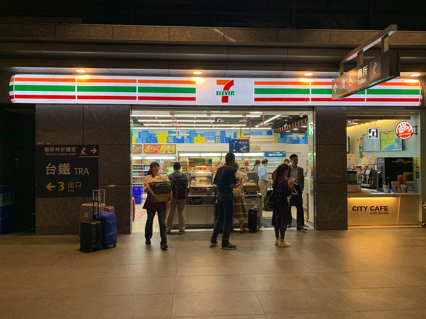 高鐵站內的 7-Eleven 門市|來源:Tbatb / Wikimedia Commons(CC BY-SA 4.0) 高鐵站內的 7-Eleven 門市|來源:Tbatb / Wikimedia Commons(CC BY-SA 4.0)