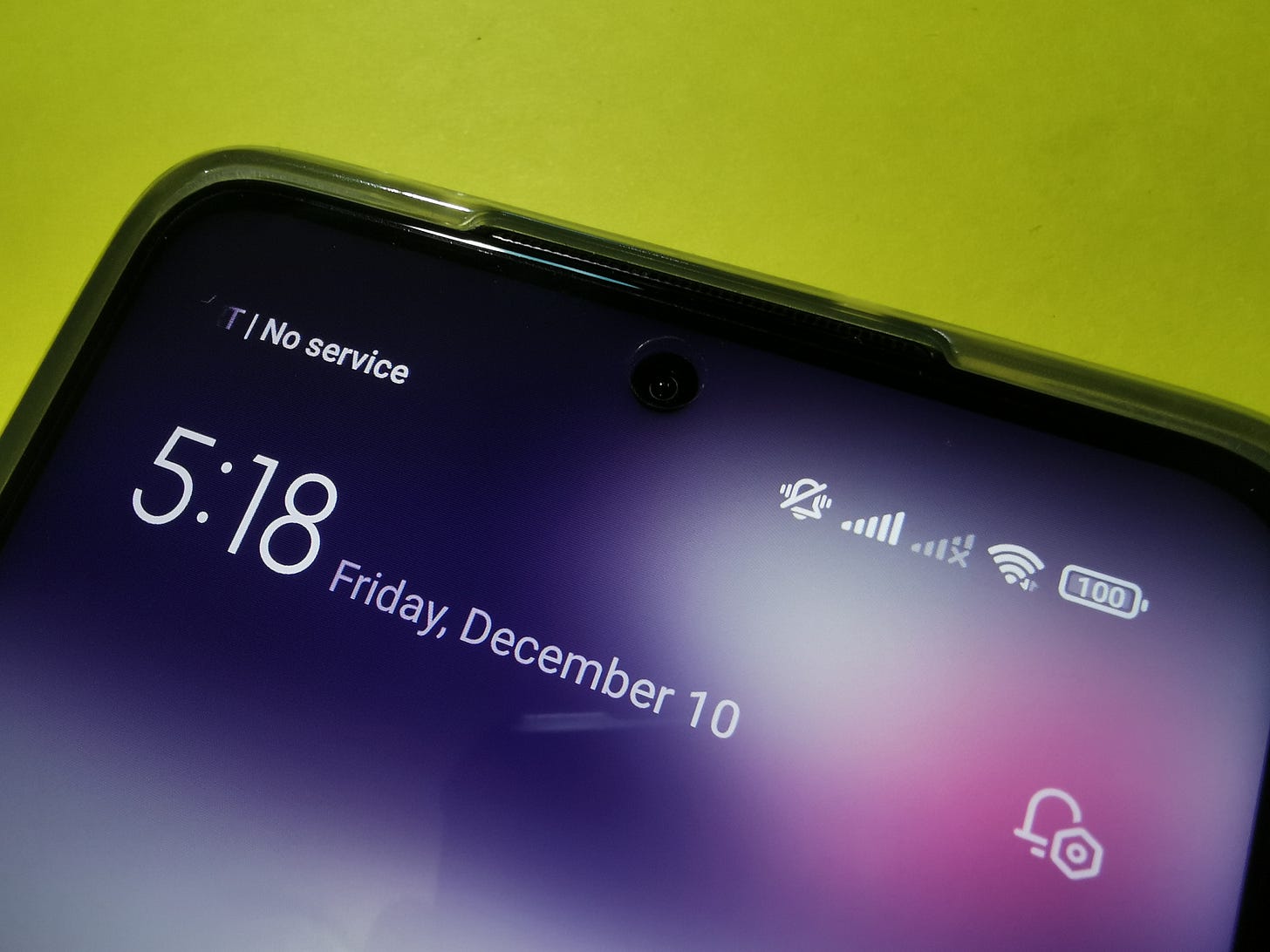 A phone displaying "No service" and no network bars for the GOMO SIM.