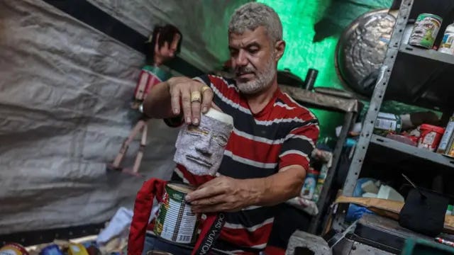 Mahdy Krira con uno de sus títeres hechos de latas