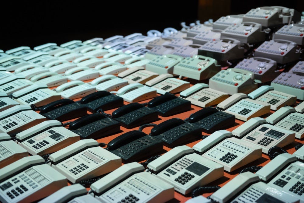 Piezas de “Politonos”, la instalación de Cabosanroque, colectivo artístico que forman Laia Torrents y Roger Aixut, para la exposición Miradas que comunican de Fundación Telefónica. https://espacio.fundaciontelefonica.com/noticia/entrevista-cabosanroque/