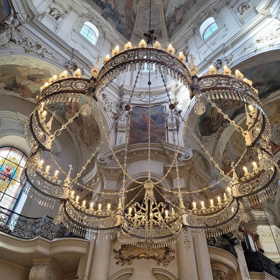 A chandelier in a large room

AI-generated content may be incorrect.