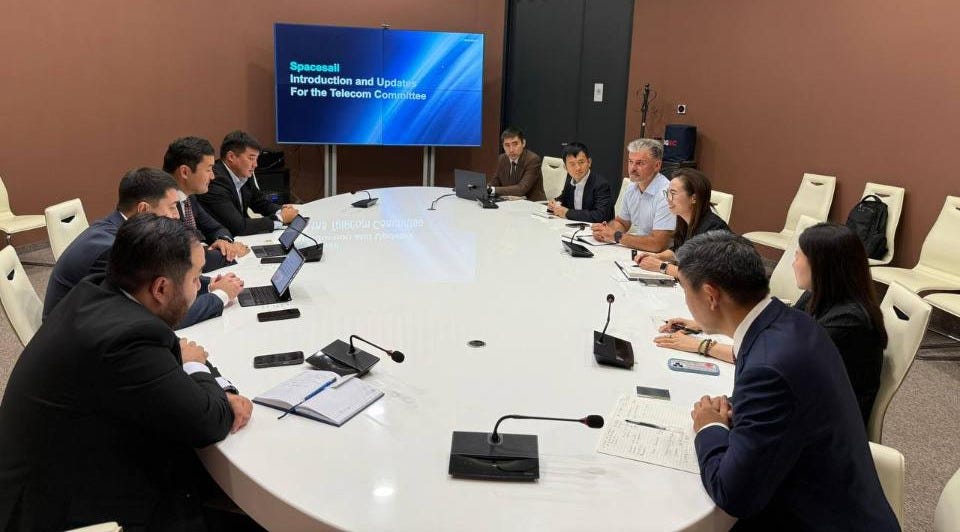 Kazakh officials (left) and a delegation from Spacesail (right) discuss the company’s technologies and its potential uses. Kazakh officials (left) and a delegation from Spacesail (right) discuss the company’s technologies and its potential uses.