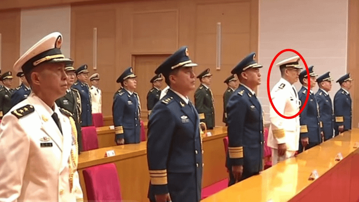 共军军委举行晋升仪式，台下董军在场