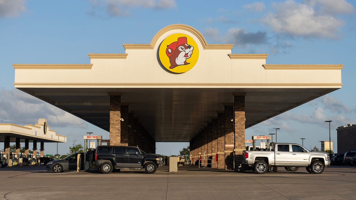 A German soccer fan walks into a Buc-ee’s and discovers abundance - Slow Boring