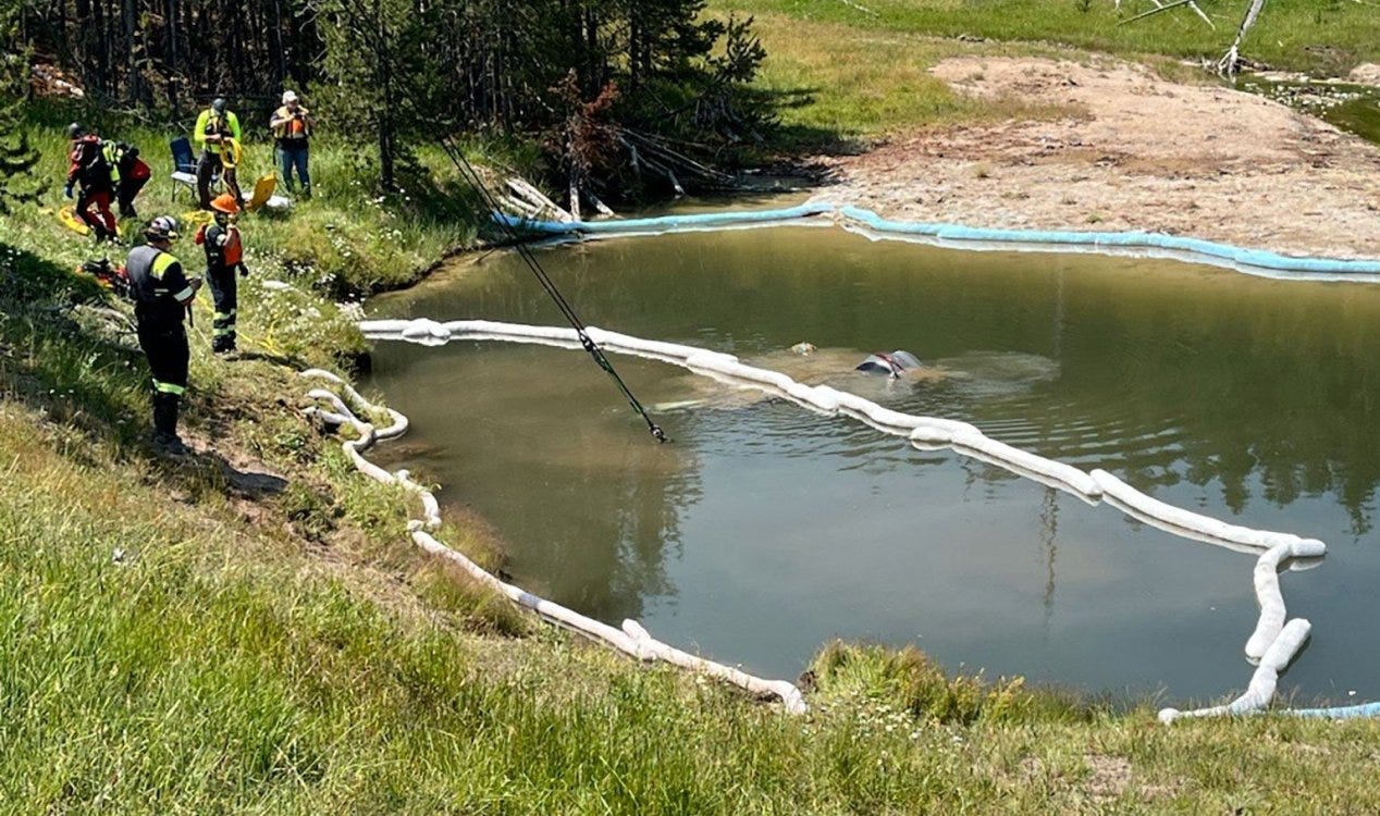 Acidente estranho faz com que o SUV entre em um lago quente e ácido em Yellowstone. Acidente estranho faz com que o SUV entre em um lago quente e ácido em Yellowstone.