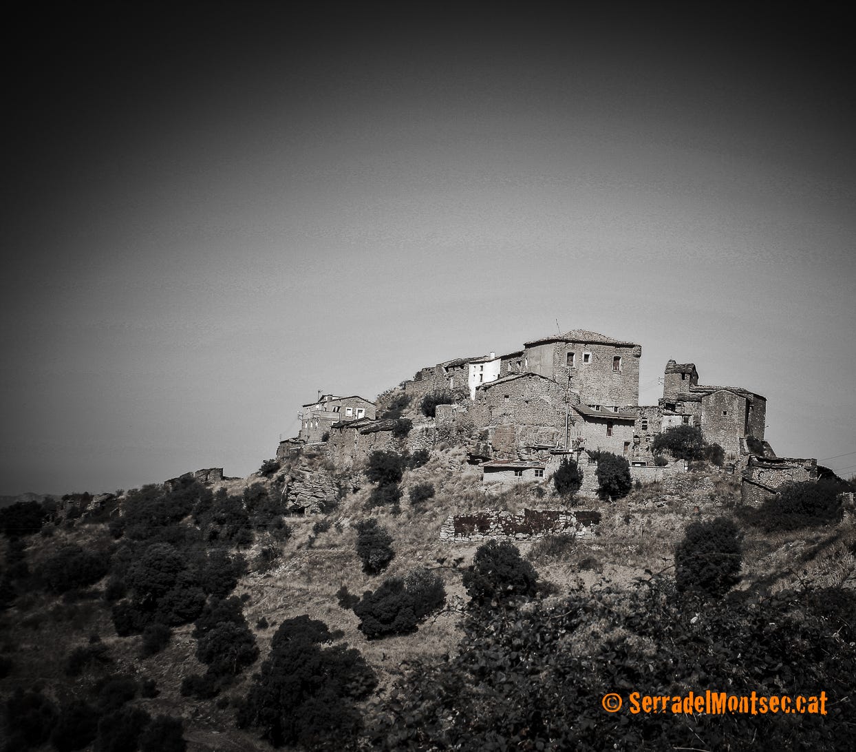 Vista de Castellnou de Montsec, on es pot veure perfectament la seva situació enlairada i el seu caràcter de vila closa recollida sobre si mateixa. Sant Esteve de la Sarga. Montsec d'Ares. Pallars Jussà. Lleida, Catalunya.