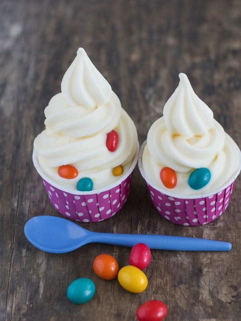 Glace maison aux M&M’s en pot avec morceaux de bonbons visibles