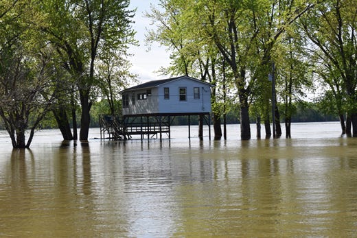 Elevate the building on piles - Reduce Flood Risk