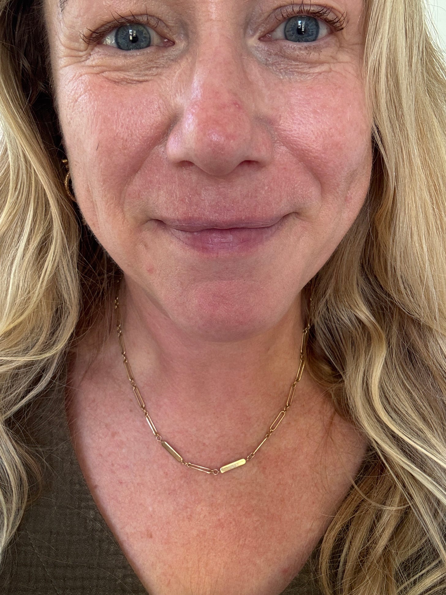 Holly wears Francesca chain necklace.