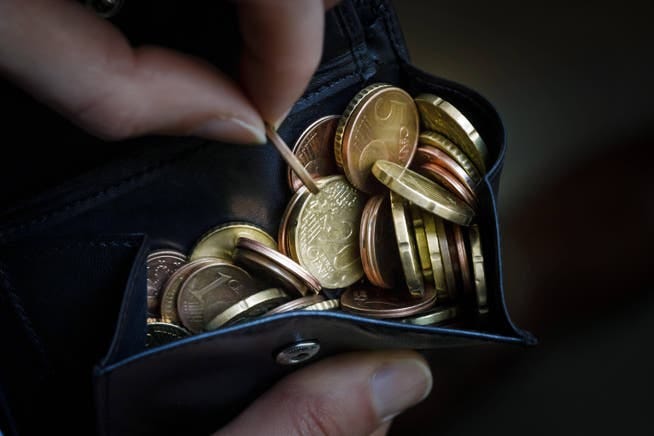 In Zeiten drohenden Strommangels empfiehlt es sich, im Portemonnaie nicht nur Debit- oder Kreditkarten, sondern auch etwas Bargeld zu haben. In Zeiten drohenden Strommangels empfiehlt es sich, im Portemonnaie nicht nur Debit- oder Kreditkarten, sondern auch etwas Bargeld zu haben.