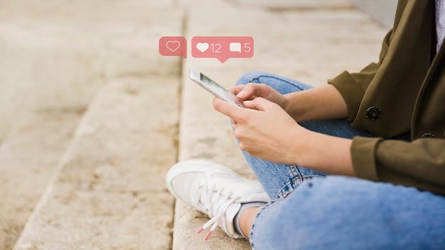 Foto gratuita primer plano de mujer sentada en las escaleras con la aplicación de redes sociales en el móvil