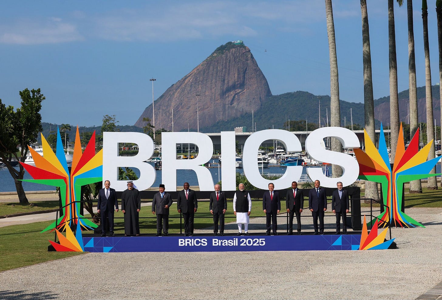 Fotografia em cores dos líderes dos países membros dos BRICS no Rio de Janeiro em julho de 2025, com o Pão de Açúcar ao fundo. Fotografia em cores dos líderes dos países membros dos BRICS no Rio de Janeiro em julho de 2025, com o Pão de Açúcar ao fundo.