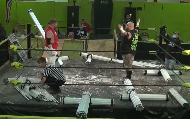 [Screenshot: Creedmore challenges Murdoch in ring full of light tubes]