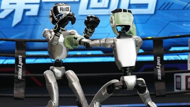 A robot boxing in a boxing ring

AI-generated content may be incorrect.