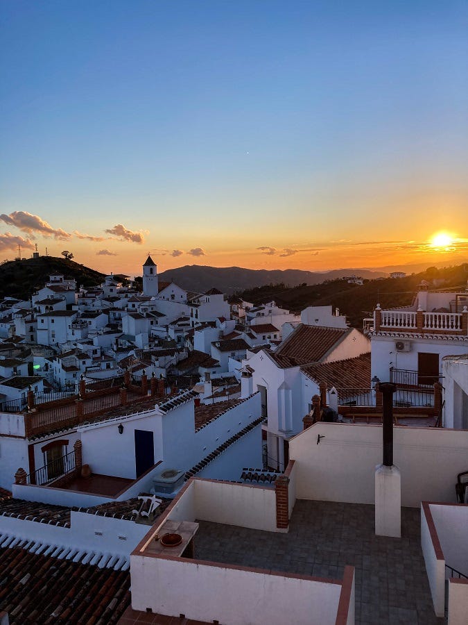 Spain Casa Cubista Local Hideaways Dämmerung mit Blick über die kleine, weiße, pittoreske Stadt