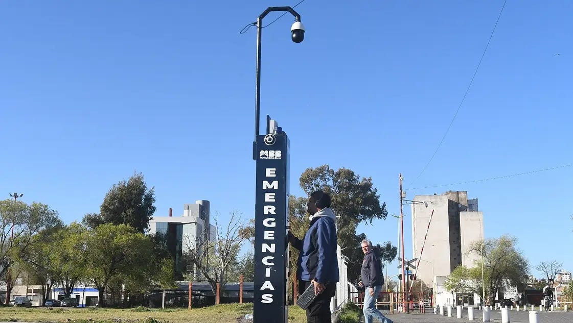 Instalaron los primeros tótems de seguridad en Bahía: cuáles son los puntos elegidos